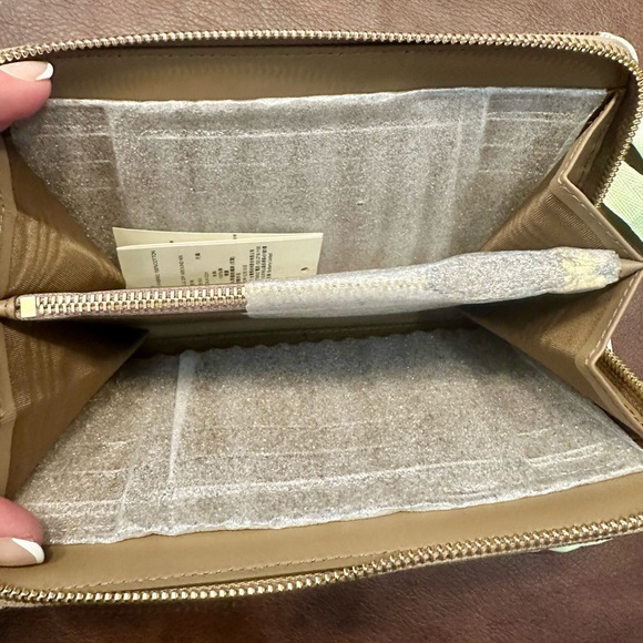 ✨💎BNWT💎✨ Authentic BURBERRY Zip around wallet W/ Dustbag - Picture 2 of 5